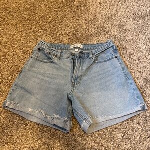 Abercrombie curve love 4 inch mom short